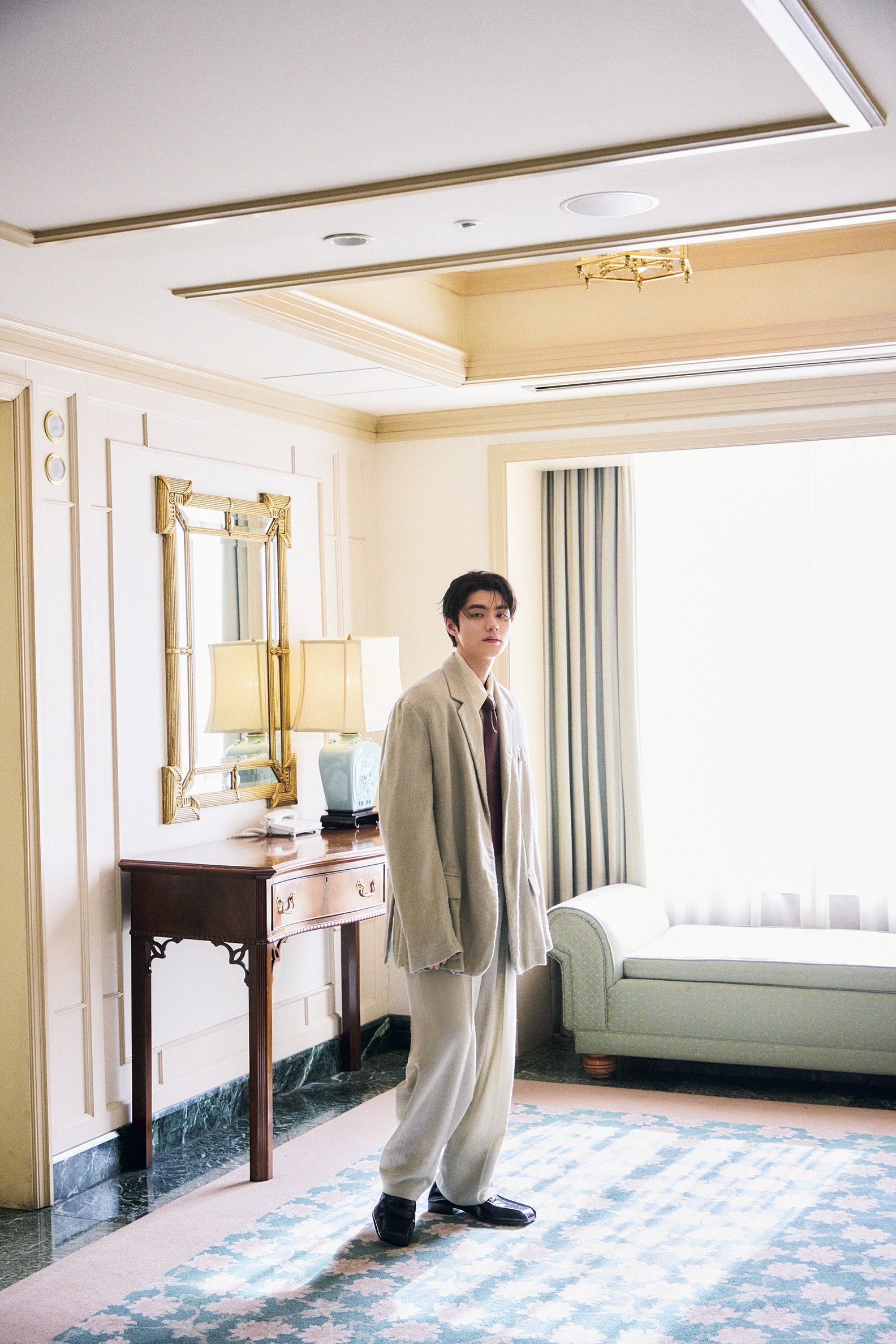 本田響矢がボッテガ・ヴェネタのスーツを着用したホリデイスタイルの撮り下ろし 