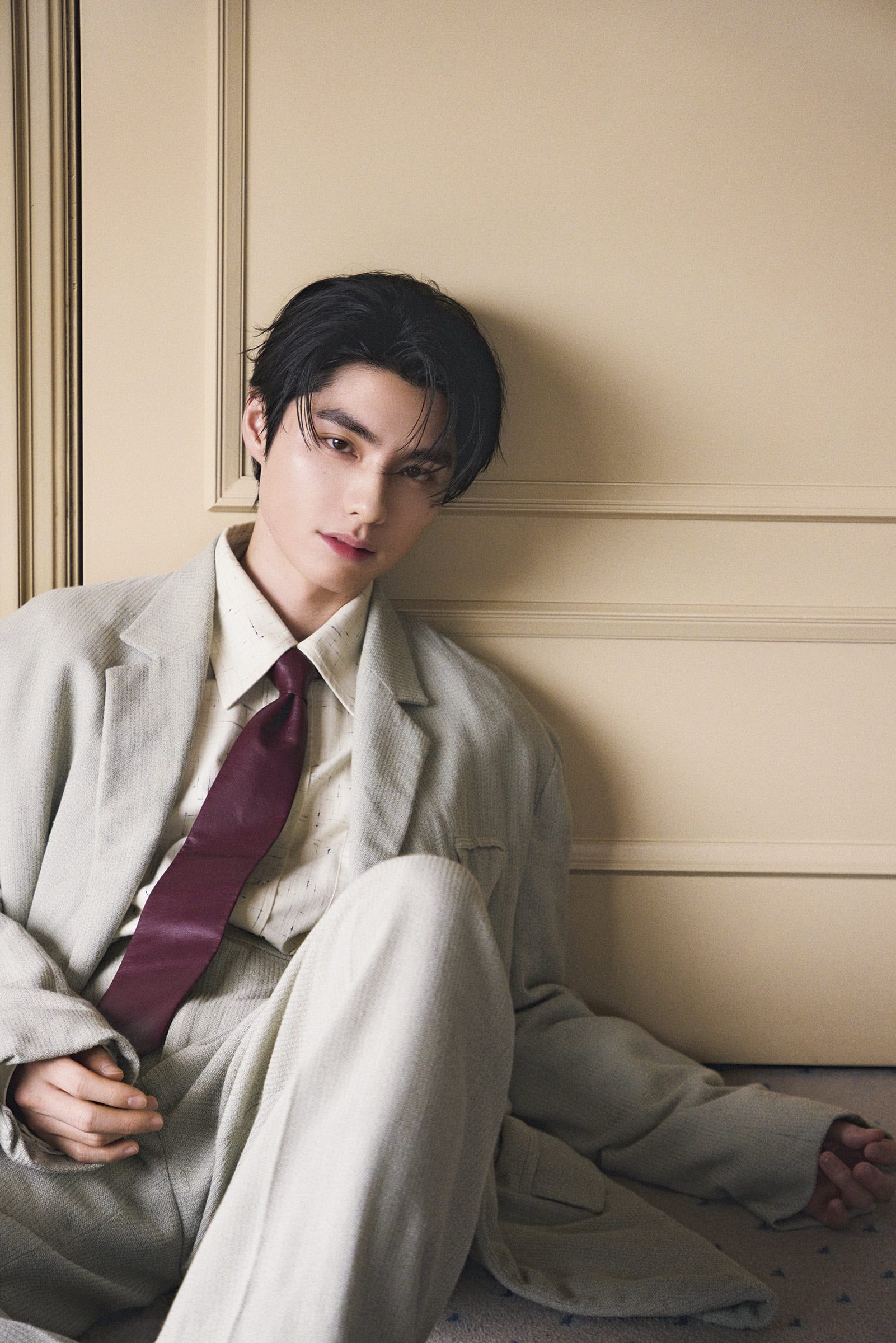 本田響矢がルーズなサイズ感でコーデュロイのスーツを着用するホリデイスタイル撮りおろし