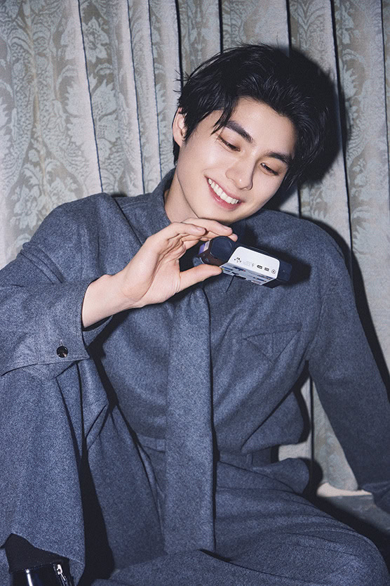 インスタントカメラを手に笑顔を見せる本田響矢のホリデイ撮影カット