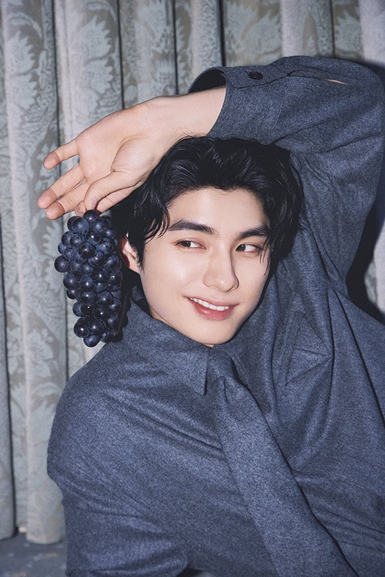 ブドウを手に笑顔を見せる本田響矢のホリデイスタイル撮影シーン