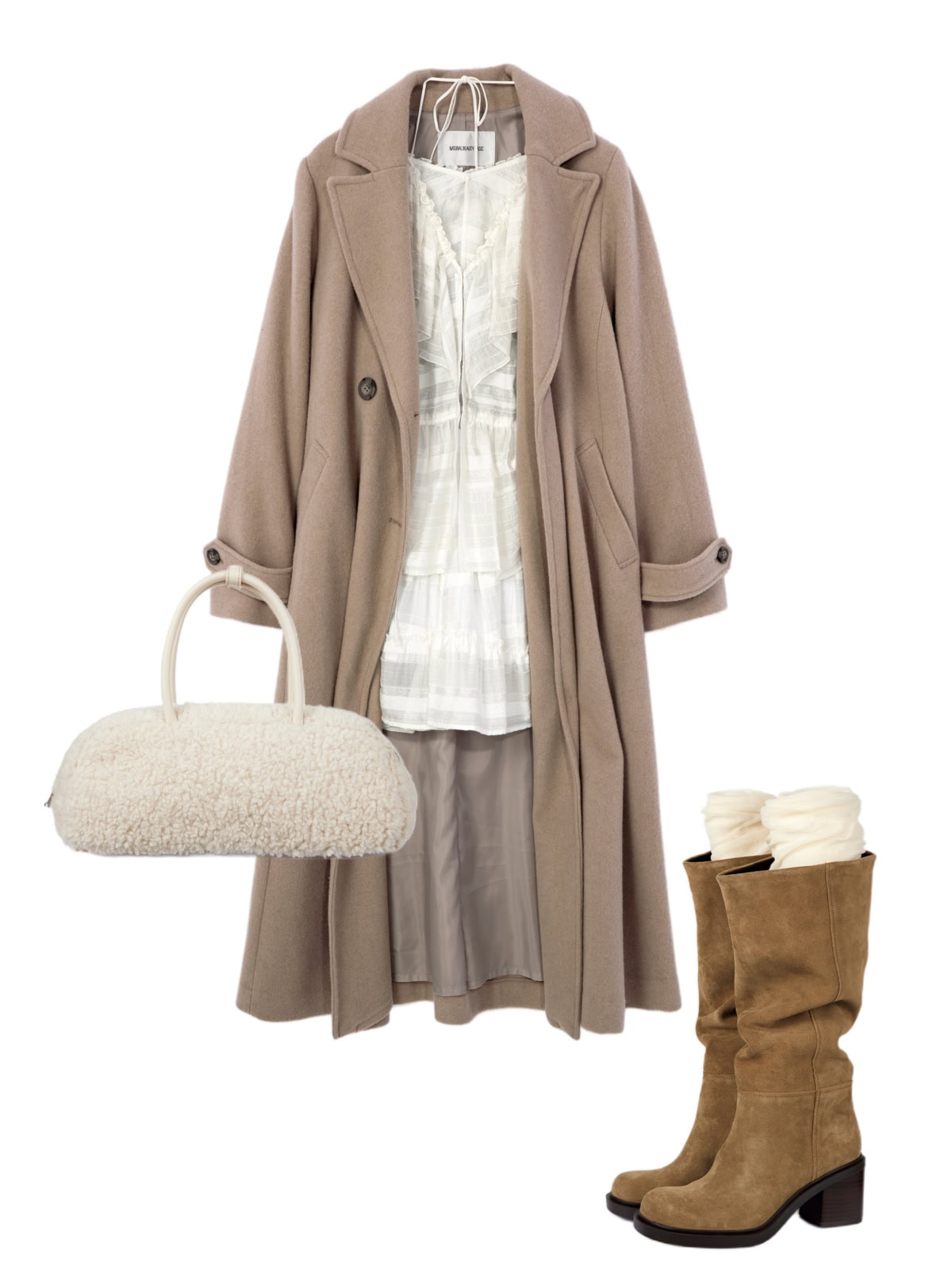 レトロなレースドレスにAラインのフレアコートを羽織り、透け感ソックスとブラウンブーツを合わせた冬コーデ。エアリーな素材感にロングコートであたたかさを添えた、シティムードなスタイリング。