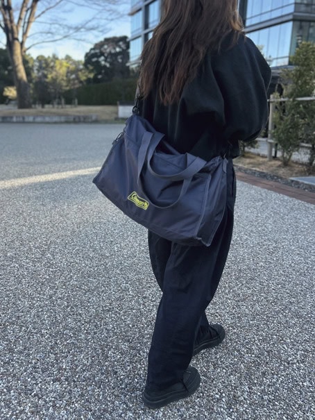 ショルダーストラップ付きボストンバッグを肩掛けした着用イメージ