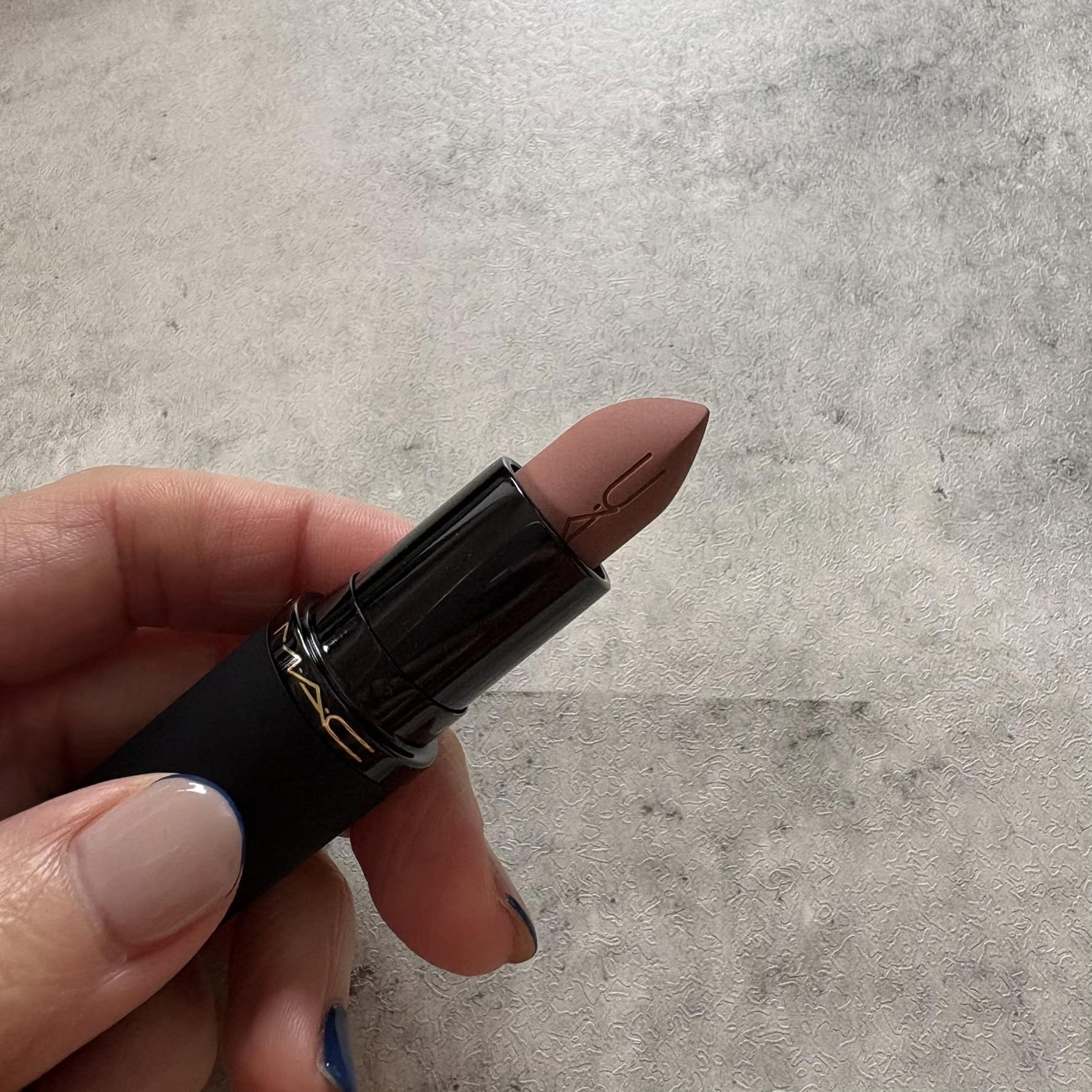 M·A·C新作『パウダー キス ヘイジー』が優秀！テクいらずでおしゃれな春のマットリップ♡【BEAUTY BUZZ】