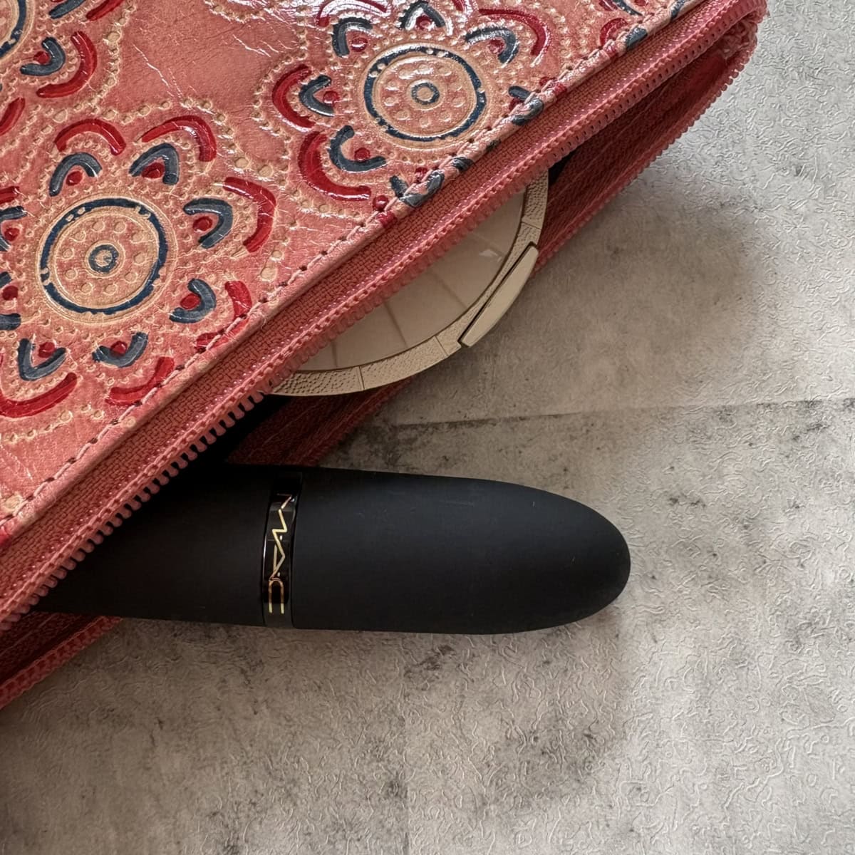 M·A·C パウダー キス ヘイジー マット リップスティック「テイケン」のスウォッチ。90年代ムードのヌードカラー