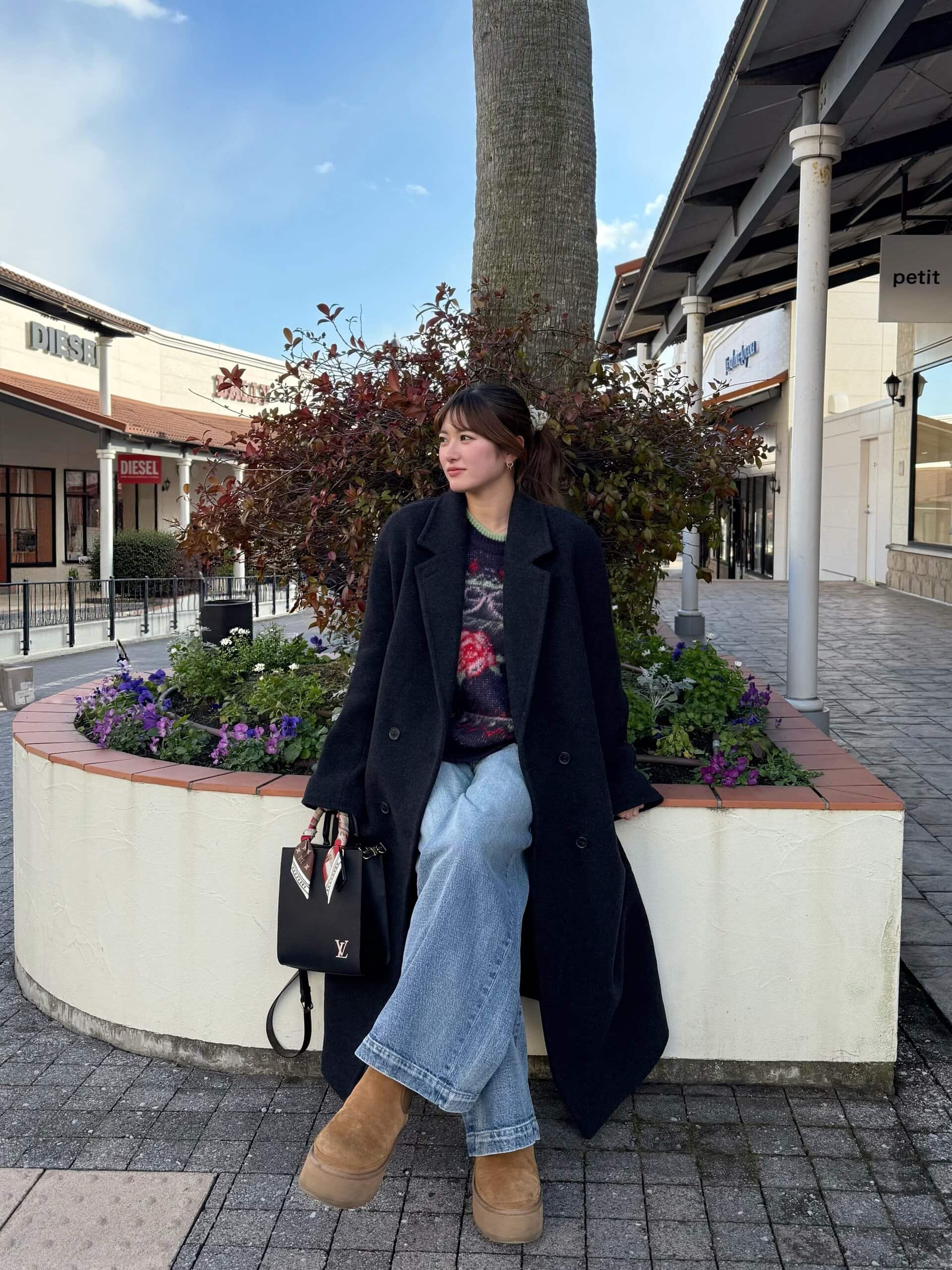 テーマパークコーデ×ロングコート＆ムートンブーツ