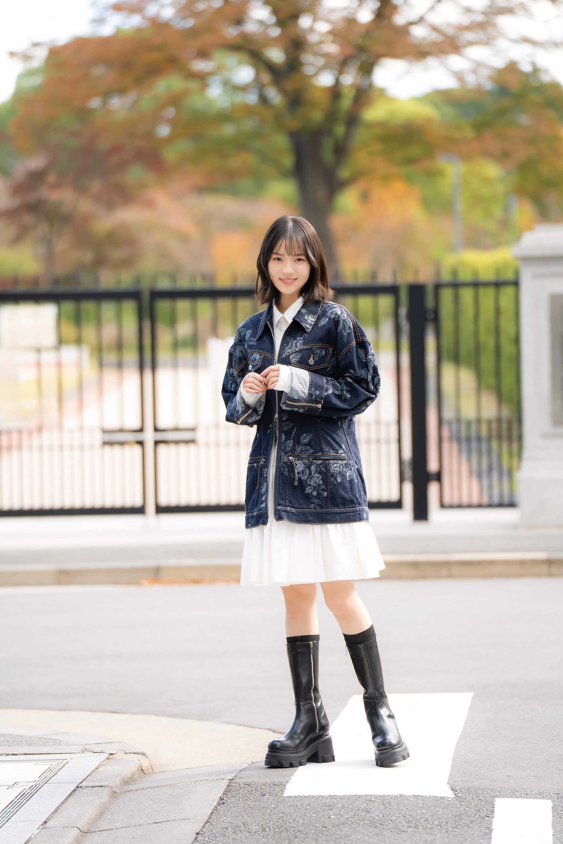 フィギュアスケートでスタイルをキープする志田こはく。デニムジャケット×白ワンピースに黒ブーツを合わせた秋コーデ