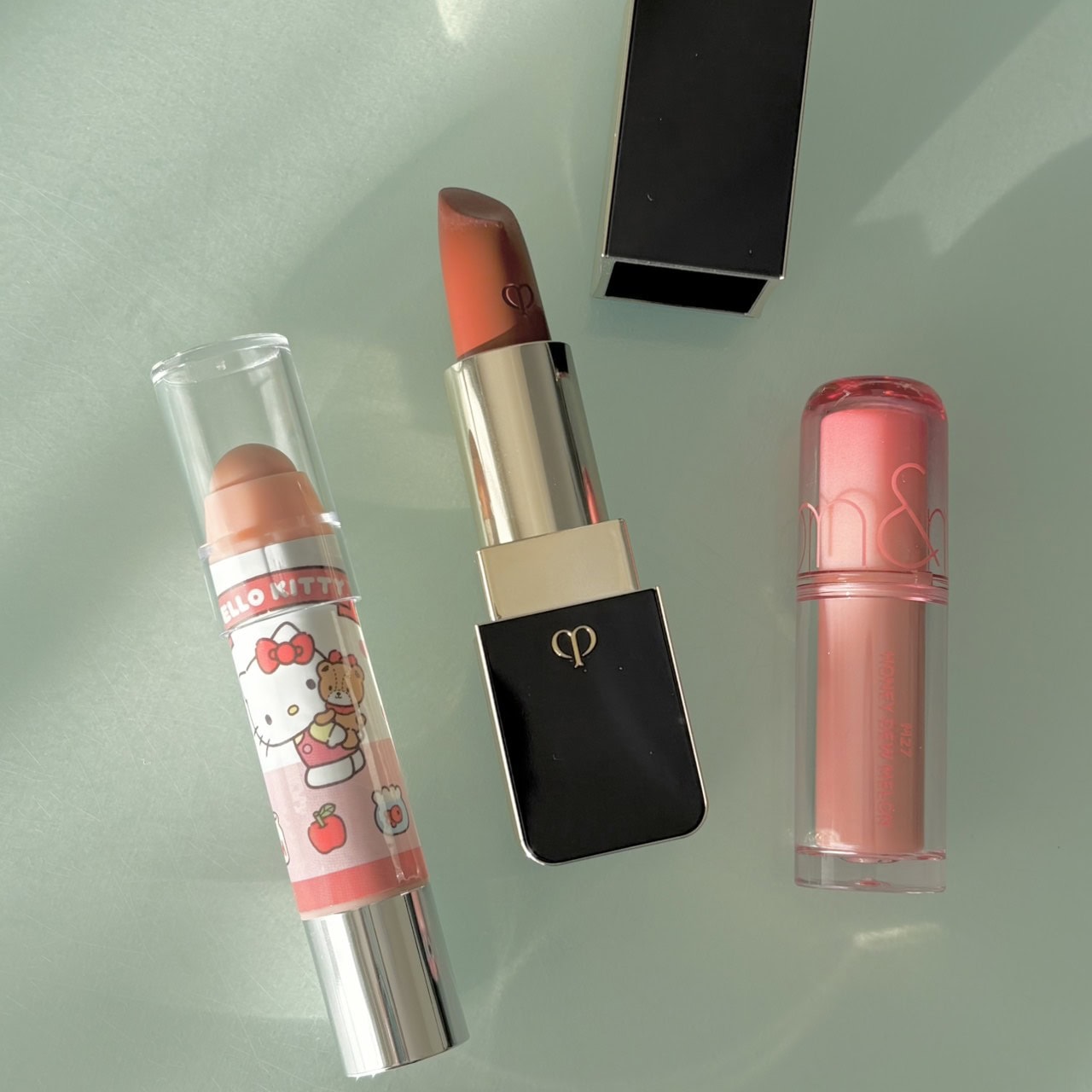 ハローキティ×レブロン限定コラボも！冬の乾燥に負けない1軍リップ3選｜クレ・ド・ポー＆ロムアンド