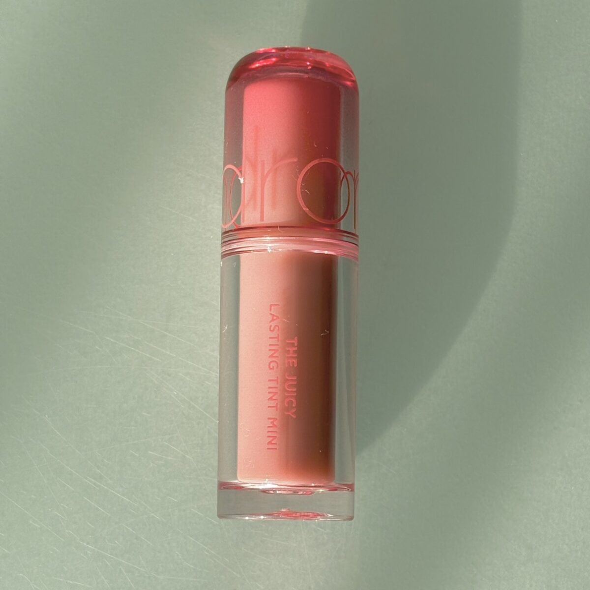 ロムアンド「ザジューシーラスティングティントミニ M27」。2026年冬トレンドの持ち運びに便利なミニリップ。