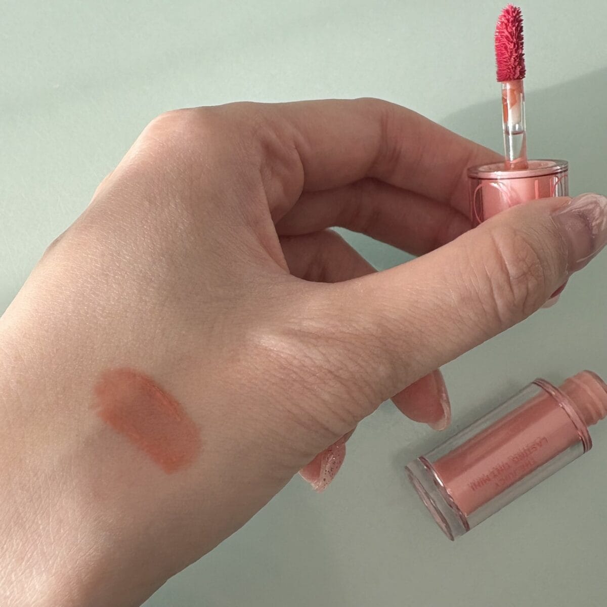 ロムアンド「ザジューシーラスティングティントミニ M27」。2026年冬トレンドの持ち運びに便利なミニリップ。