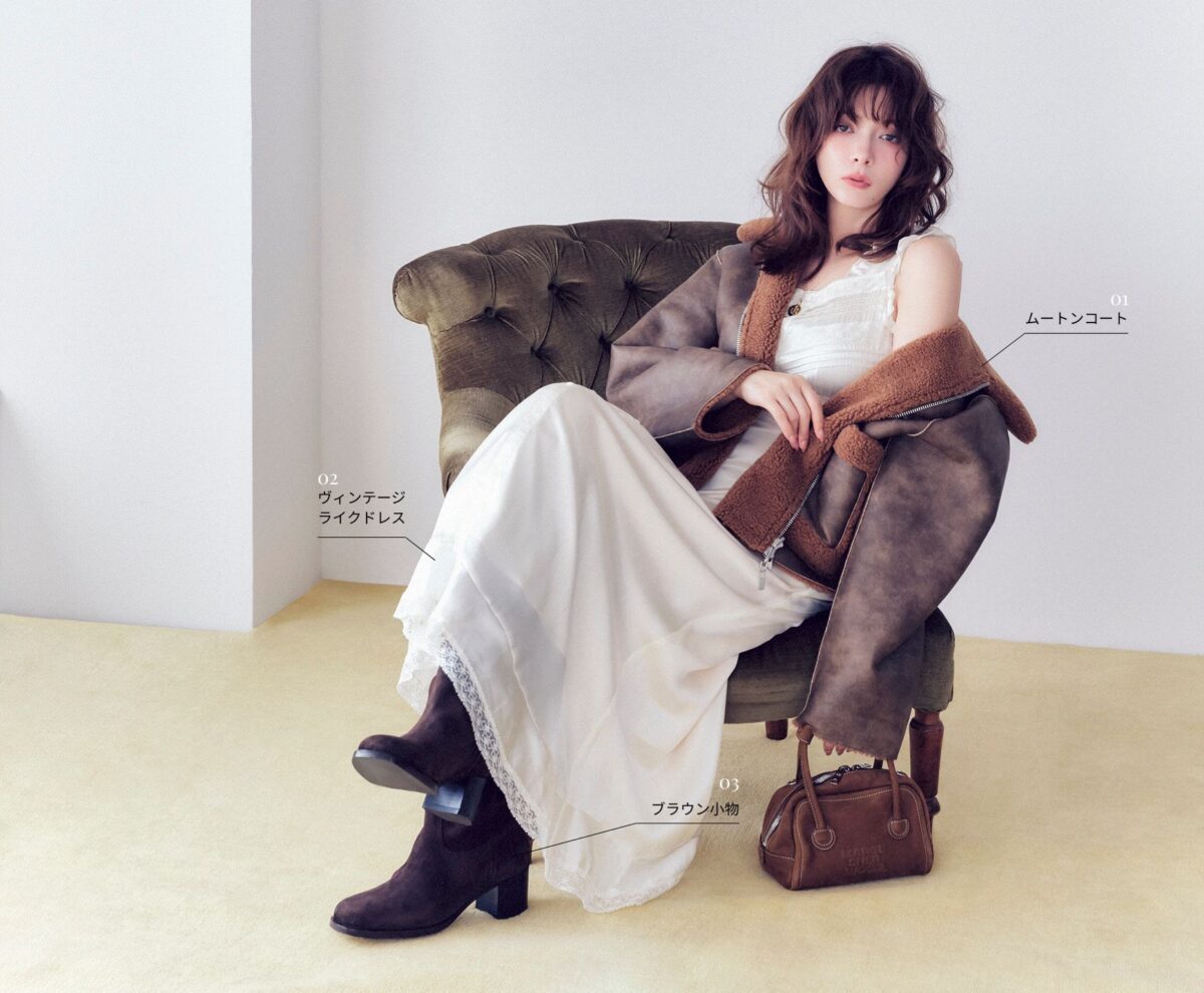 ムートンコート×サテンドレスの2025冬ボーホーコーデ