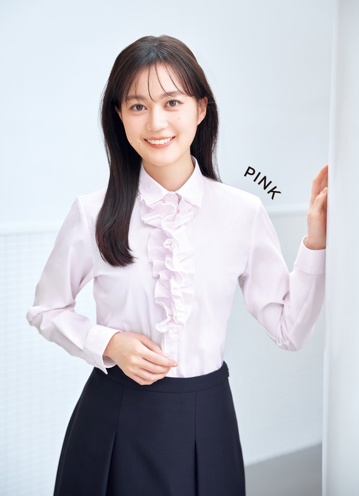 ピンクのフリル&リボンシャツのスタイリング写真