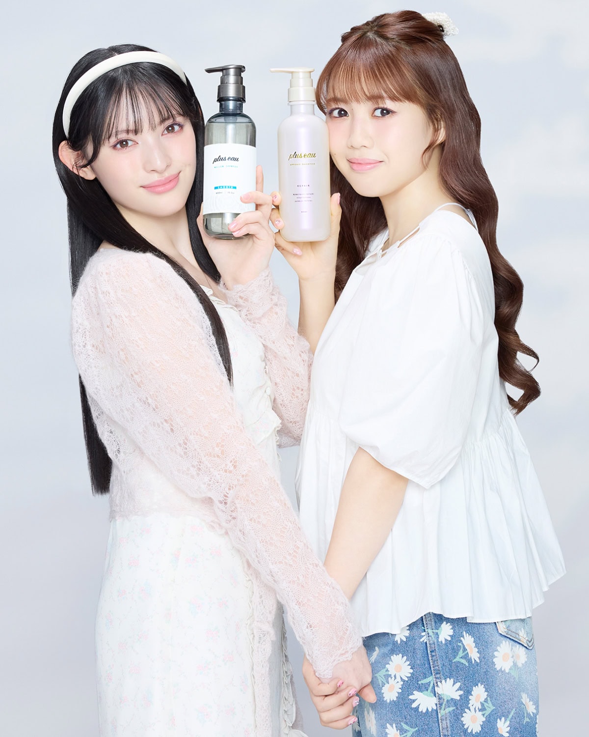 plus eau(プリュスオー)シャンプー&トリートメントを手に持つ超ときめき♡宣伝部の菅田さんと吉川さん