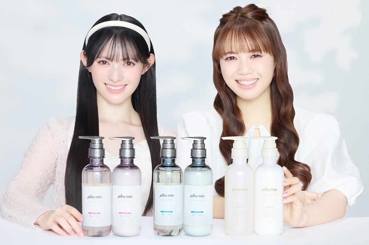 plus eau(プリュスオー)のヘアケアアイテムを並べ、超ときめき♡宣伝部の菅田さんと吉川さんが笑顔の写真