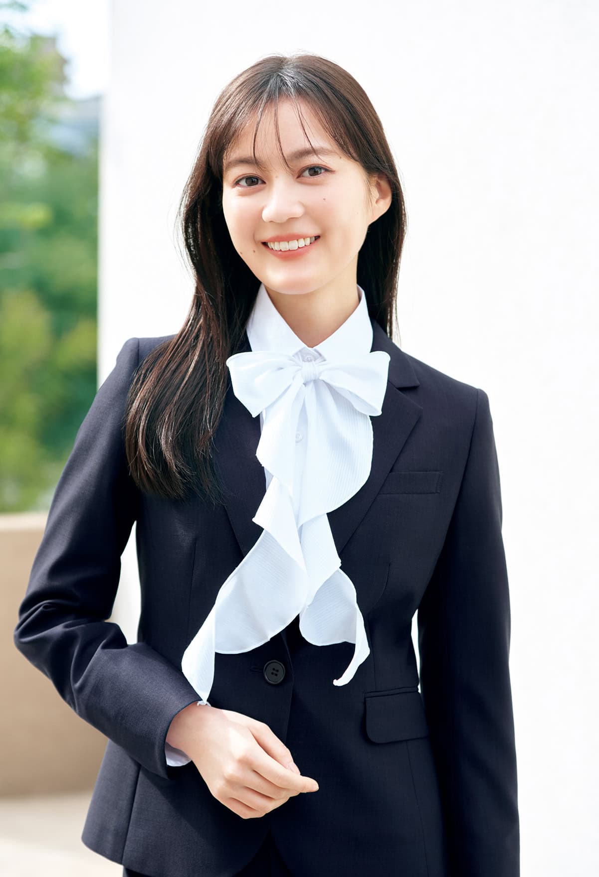 生田絵梨花さんがAOKIのスーツを着て春のコーディネートを紹介している写真