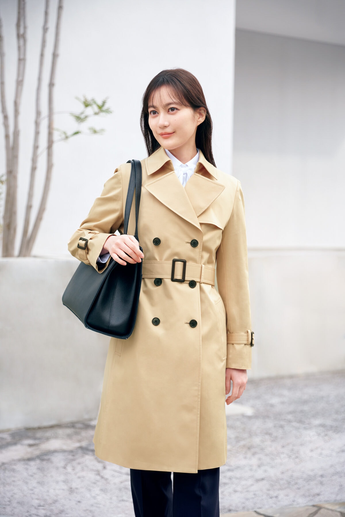 AOKIのトレンチコートとカバンのコーディネート写真