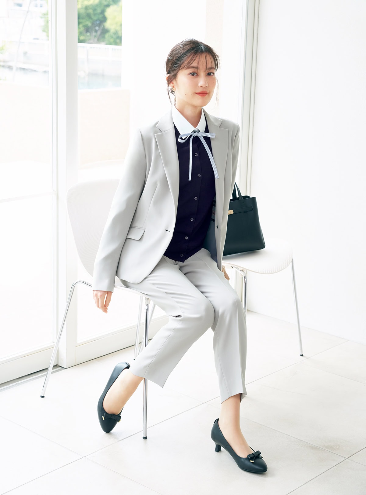 AOKIのグレースーツとカーディガンのコーディネート写真