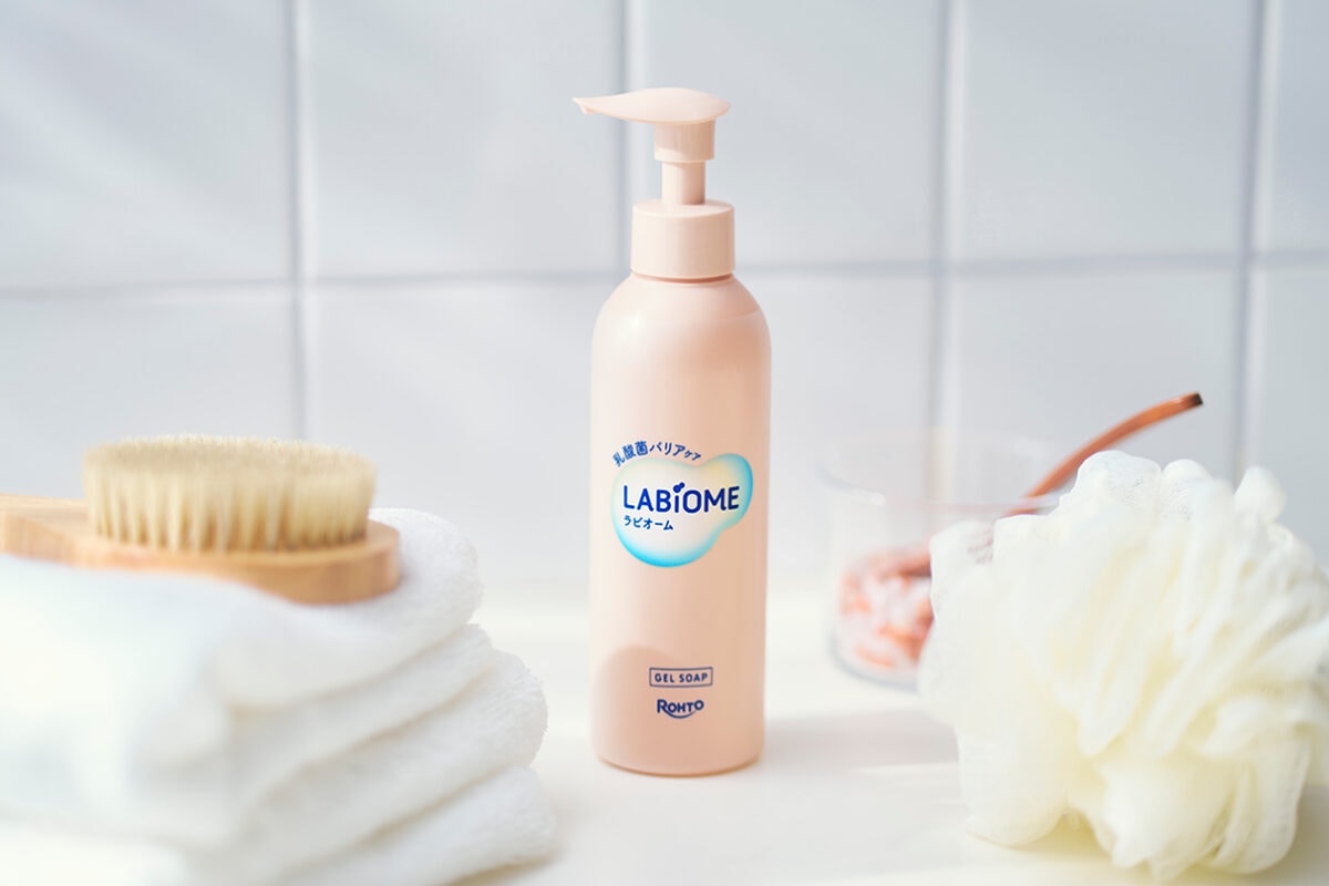 デリケート部位用ケアのジェルソープ「LABiOME(ラビオーム)」をバスルームに置いた画像