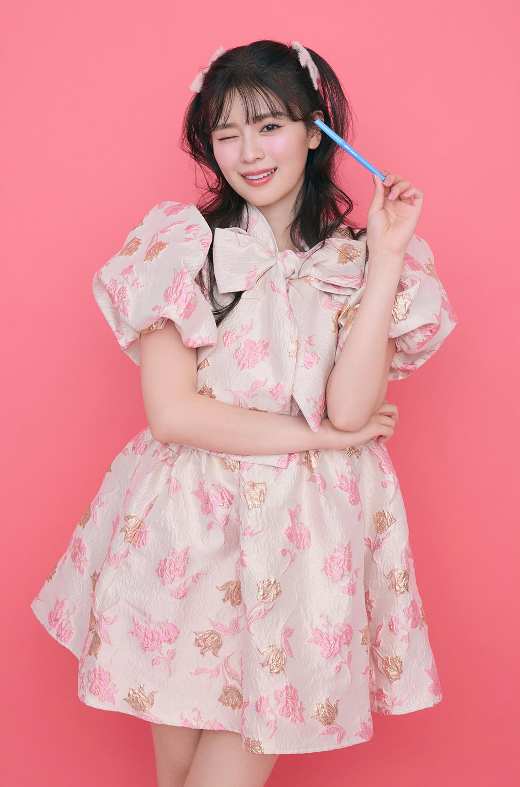  超ときめき♡宣伝部・坂井仁香がアイライナー「デジャヴュ 極細クリームペンシル」を手にもってウインクする画像