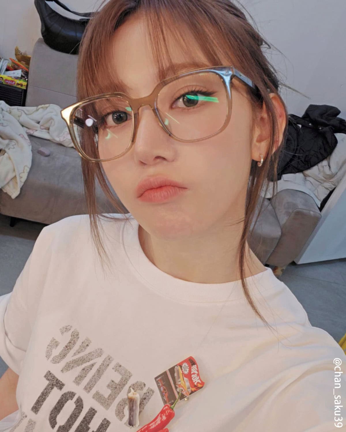 ブラウンや黒のウエリントン型メガネをかけた女性の顔アップ。程よく知的で今っぽいムードを演出するトレンド眼鏡スタイル。