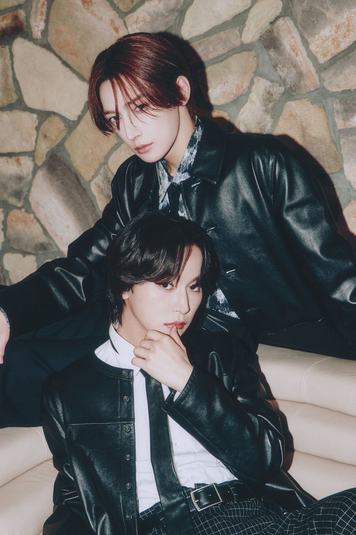 2人がソファで寄り添うカット、レザージャケットを着こなしたシックなバレンタインムード