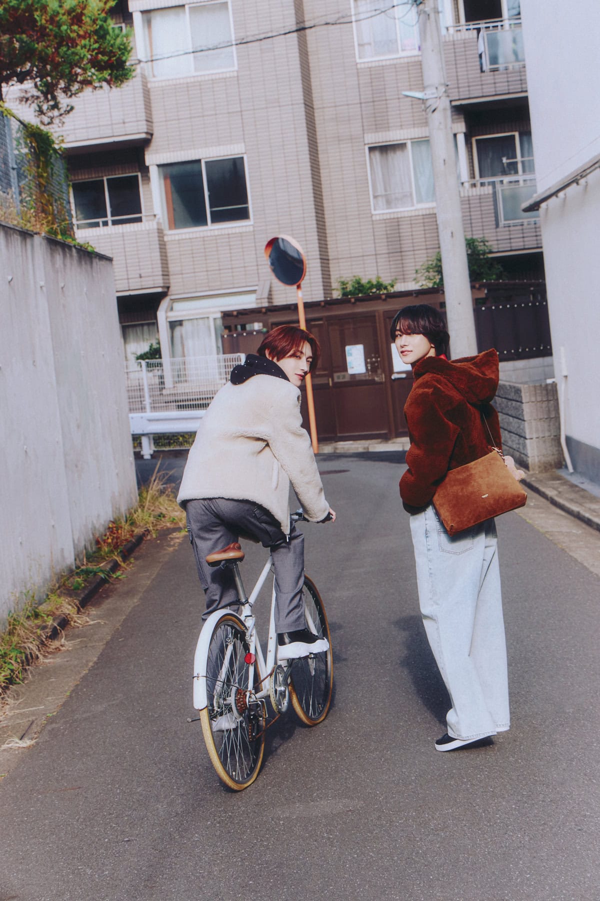 ROIROMが提案するバレンタインギフト、彼とお揃いで楽しめるアクセサリーと冬デートコーデ