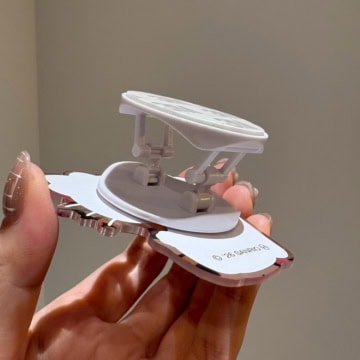 雪焼け♡ ハローキティ スマホグリップ