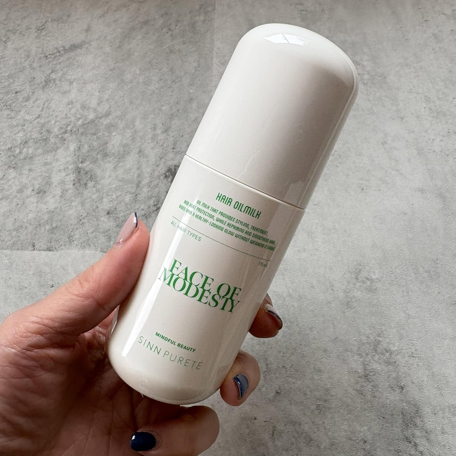 シンピュルテのヘアオイルミルク、フェイス オブ モデスティ