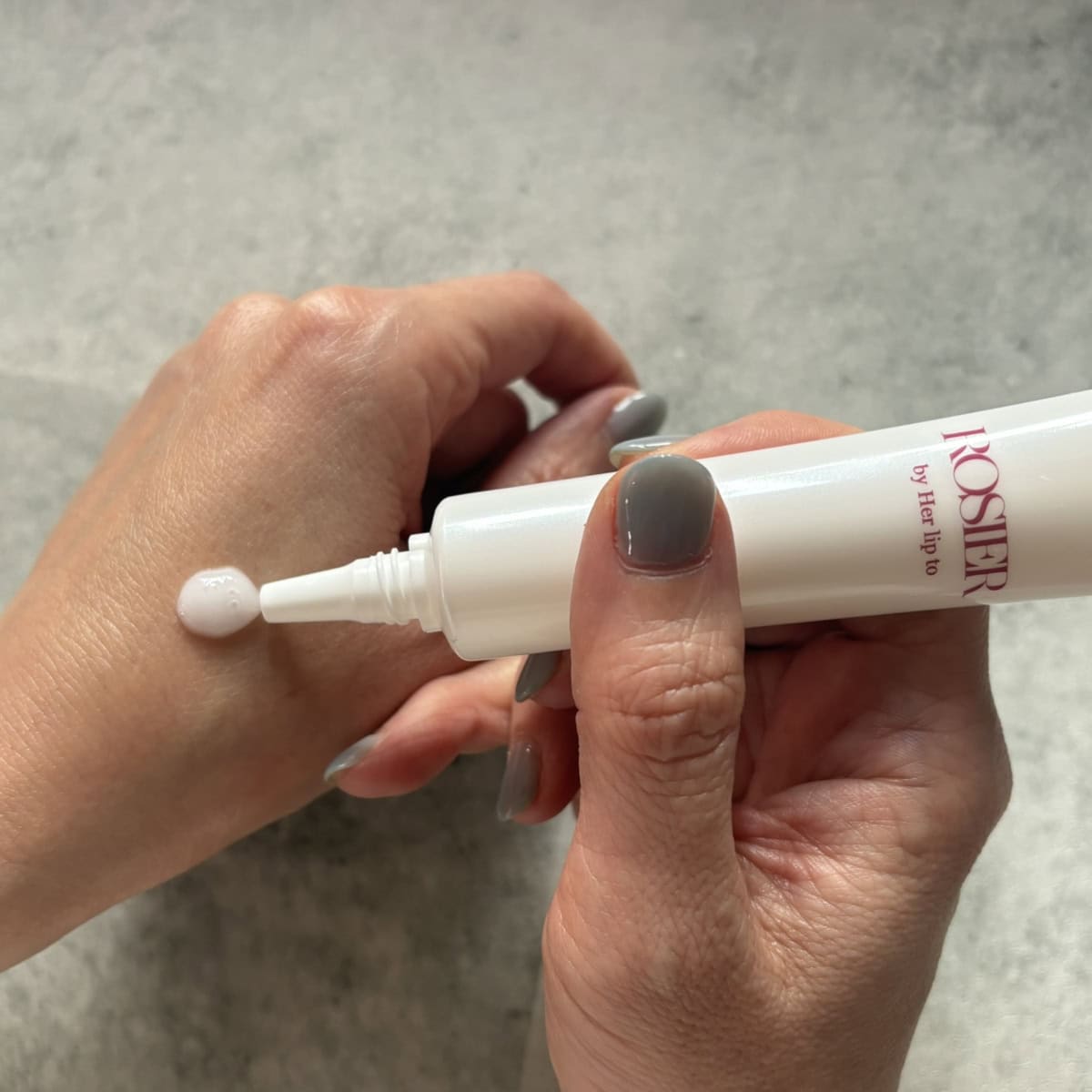 ROSIER by Her lip to ヴェルサイユ フェムブライトセラムの使用感、ローズの華やかな香りで、デリケートゾーンをはじめ、ひじやひざ、わきなどの黒ずみもケア。