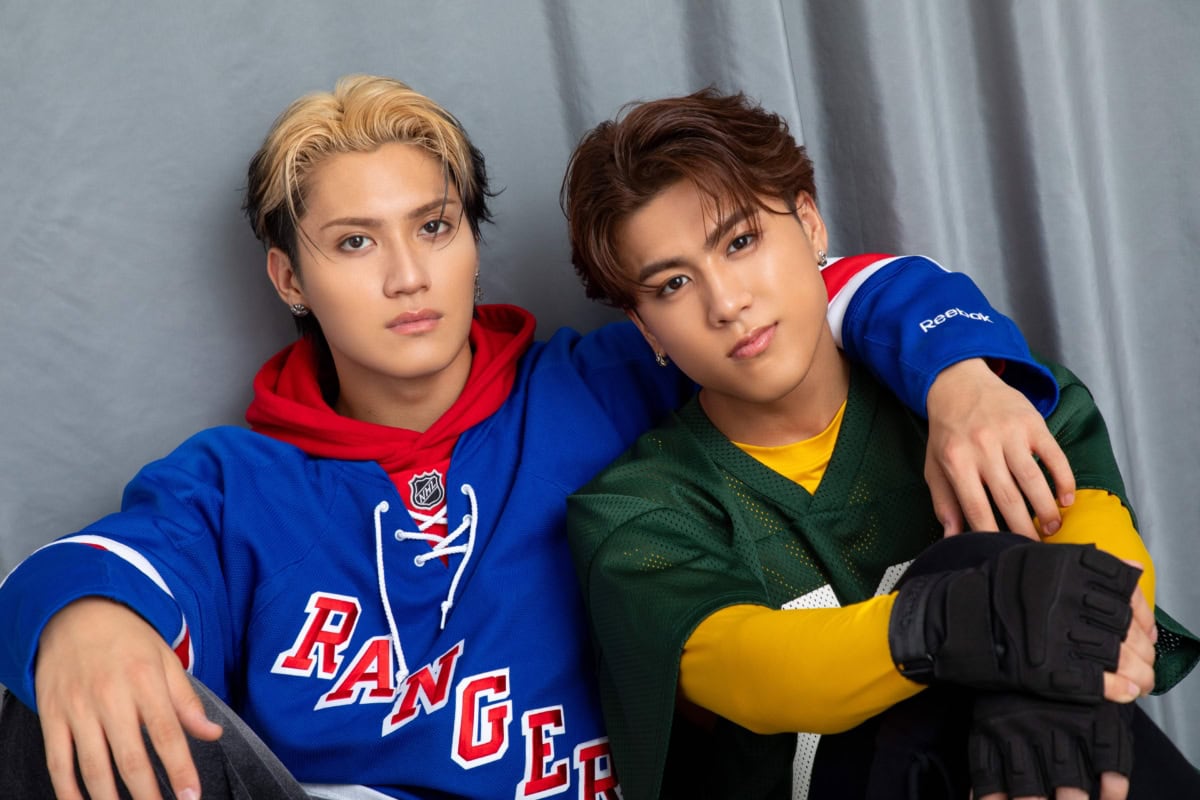 sweet独占インタビューに登場したTJBBのSHIGETORAとAOI。肩を組んで並び、スポーティーなスタイリングと凛とした表情が印象的なツーショット