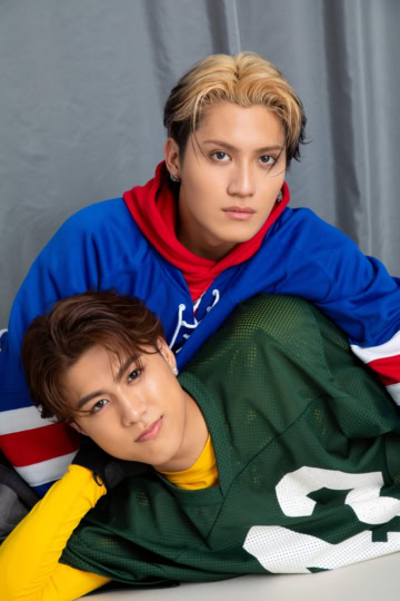 TJBBのSHIGETORAとAOIが寄り添うポートレート。リラックスした空気感とクールな眼差しが共存する、アイキャッチ画像