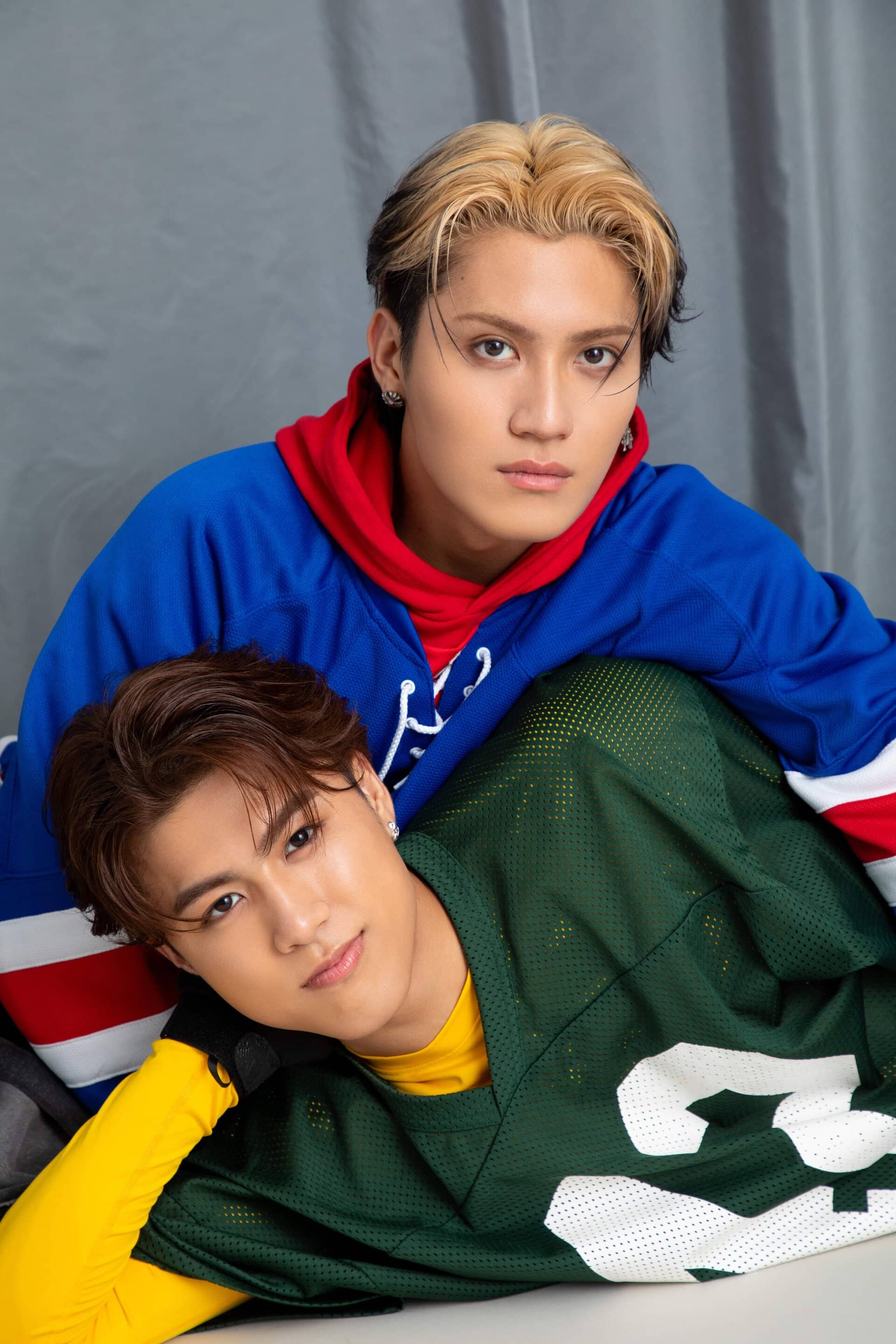 TJBBのSHIGETORAとAOIが寄り添うポートレート。リラックスした空気感とクールな眼差しが共存する、アイキャッチ画像