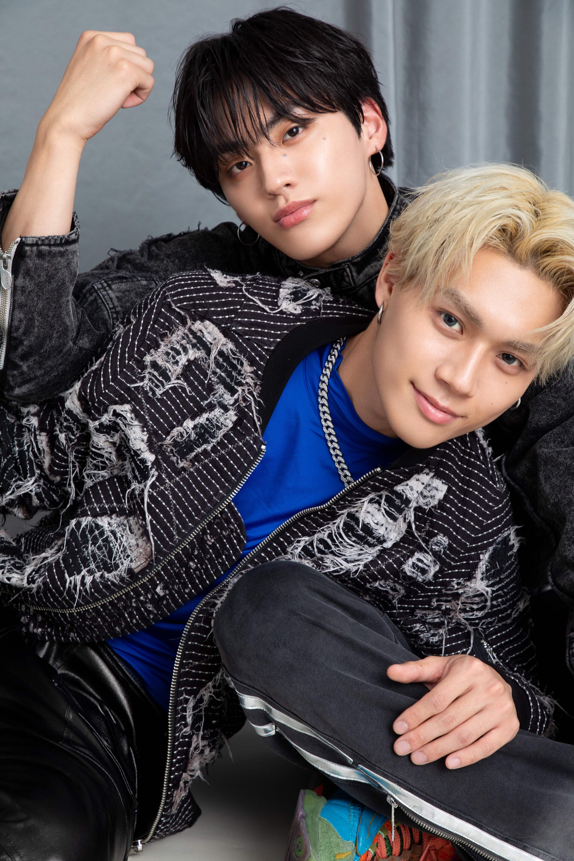 sweet独占インタビューに登場したTJBBのTAKIとYUHI。前後に寄り添う構図で、クールな表情と存在感のあるスタイリングが際立つアイキャッチ画像