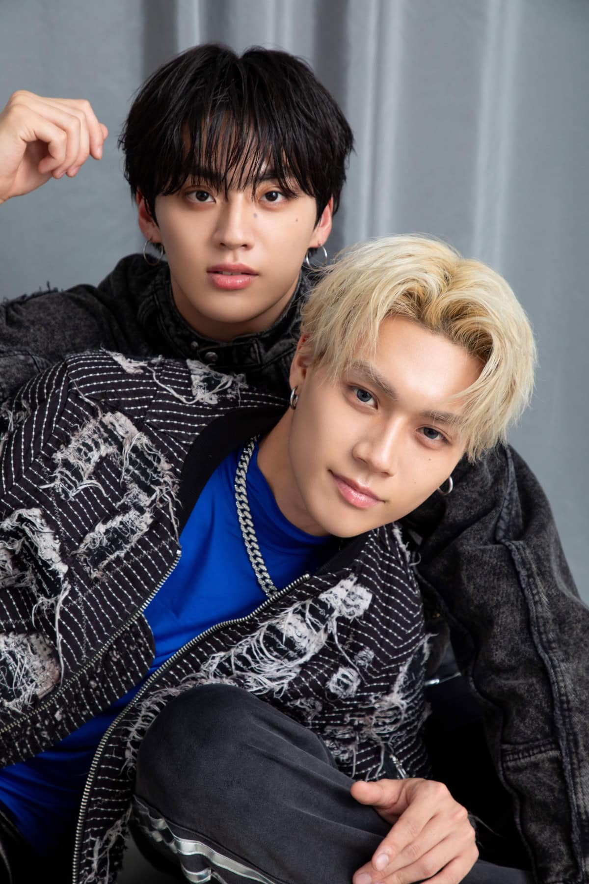 TJBBのTAKIとYUHIが並び、まっすぐな視線を向けるポートレート。緊張感のあるムードが印象的な、sweet独占インタビューカット