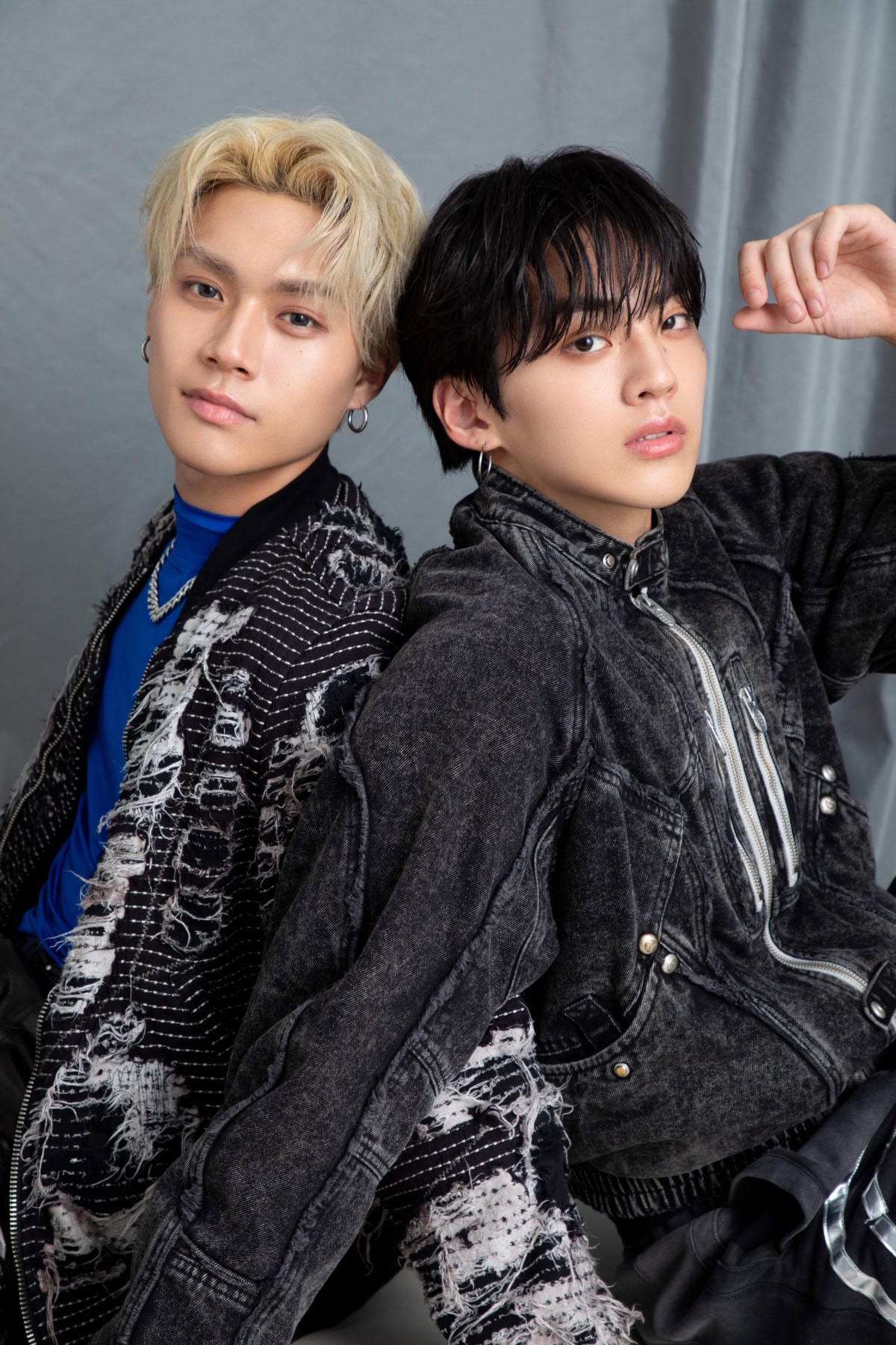 TJBBのTAKIとYUHIが背中合わせで立つ一枚。コントラストのある表情とスタイリングが映える、sweet独占インタビューショット