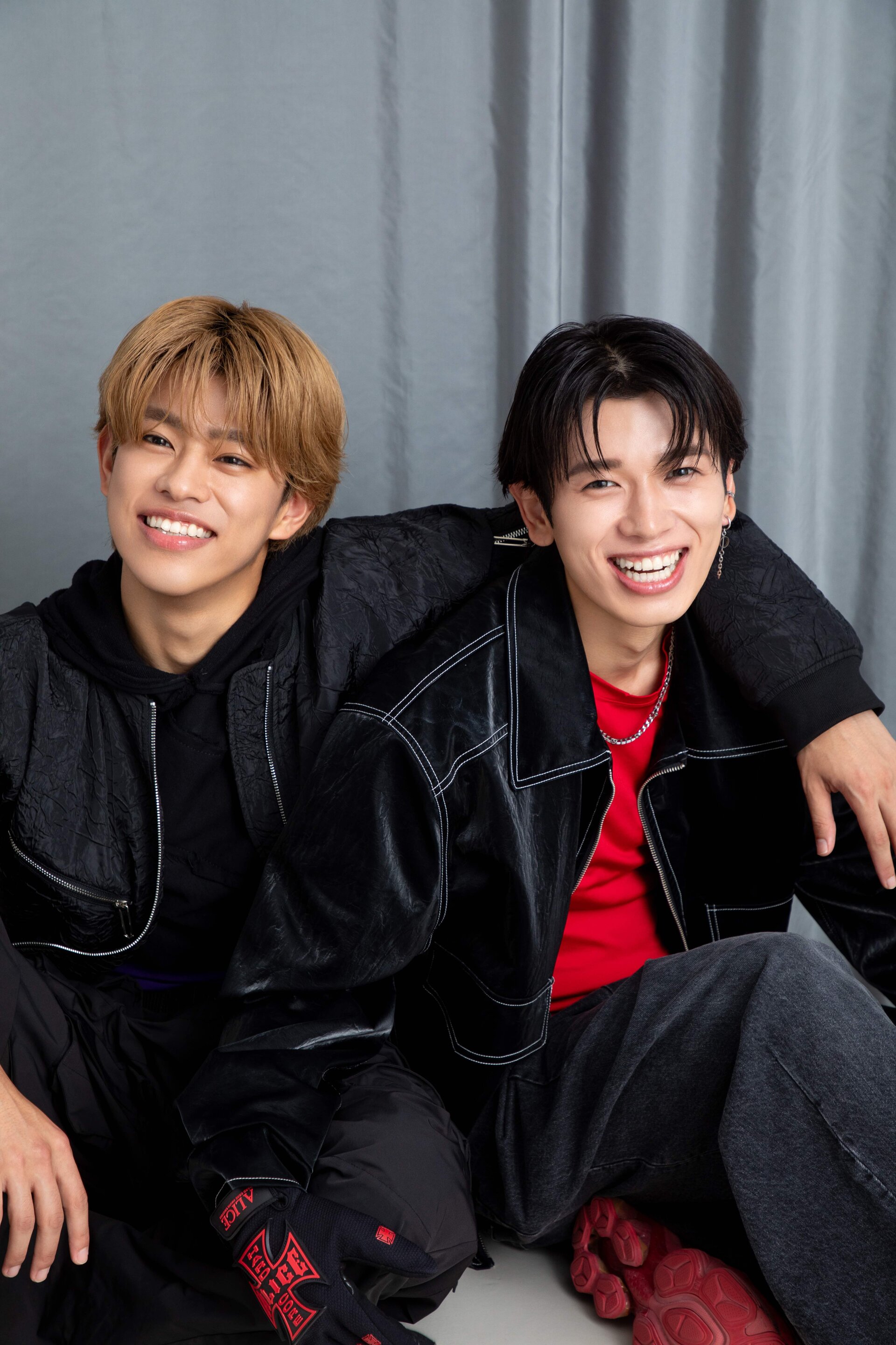 sweet独占インタビューに登場したTJBBのKOTAとTAKUMI。ブラックを基調にしたスタイリングで並び、自然体の笑顔を見せるアイキャッチ画像