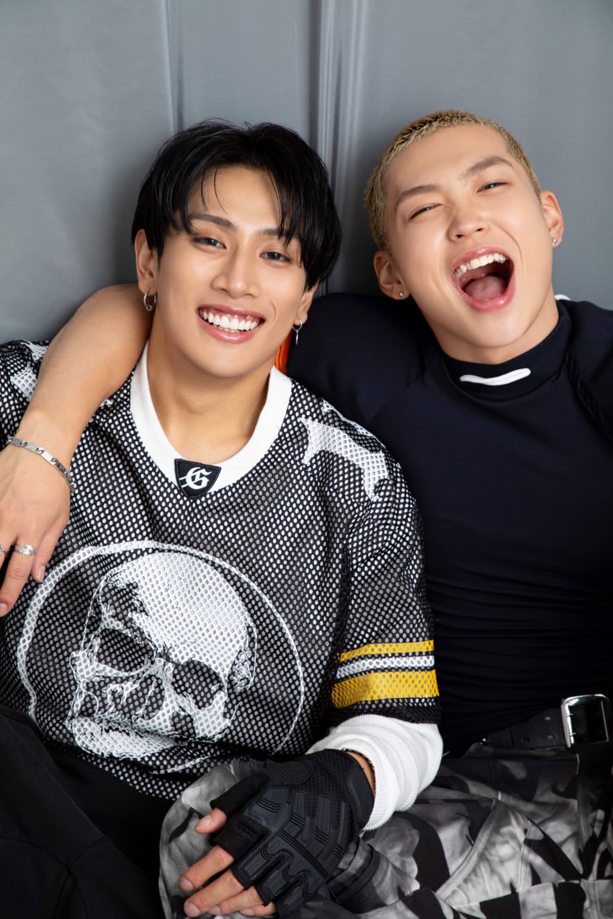 TJBBのAERONとHINATAが肩を組んで笑顔を見せる一枚。クールさと無邪気さが同居する、sweet独占インタビューらしいカット