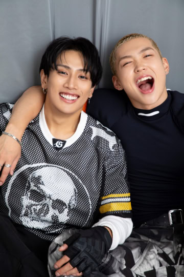 TJBBのAERONとHINATAが肩を組んで笑顔を見せる一枚。クールさと無邪気さが同居するアイキャッチ画像