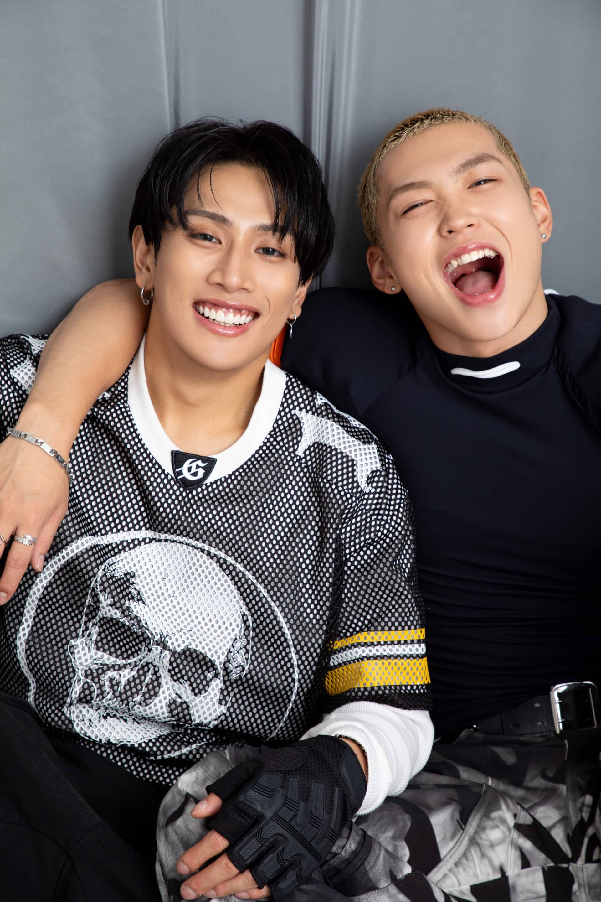 TJBBのAERONとHINATAが肩を組んで笑顔を見せる一枚。クールさと無邪気さが同居するアイキャッチ画像