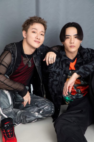 sweet独占インタビューに登場したTJBBのSHOWとNOSUKE。肩を組んで並び、エッジの効いたスタイリングとクールな眼差しが印象的なアイキャッチ画像