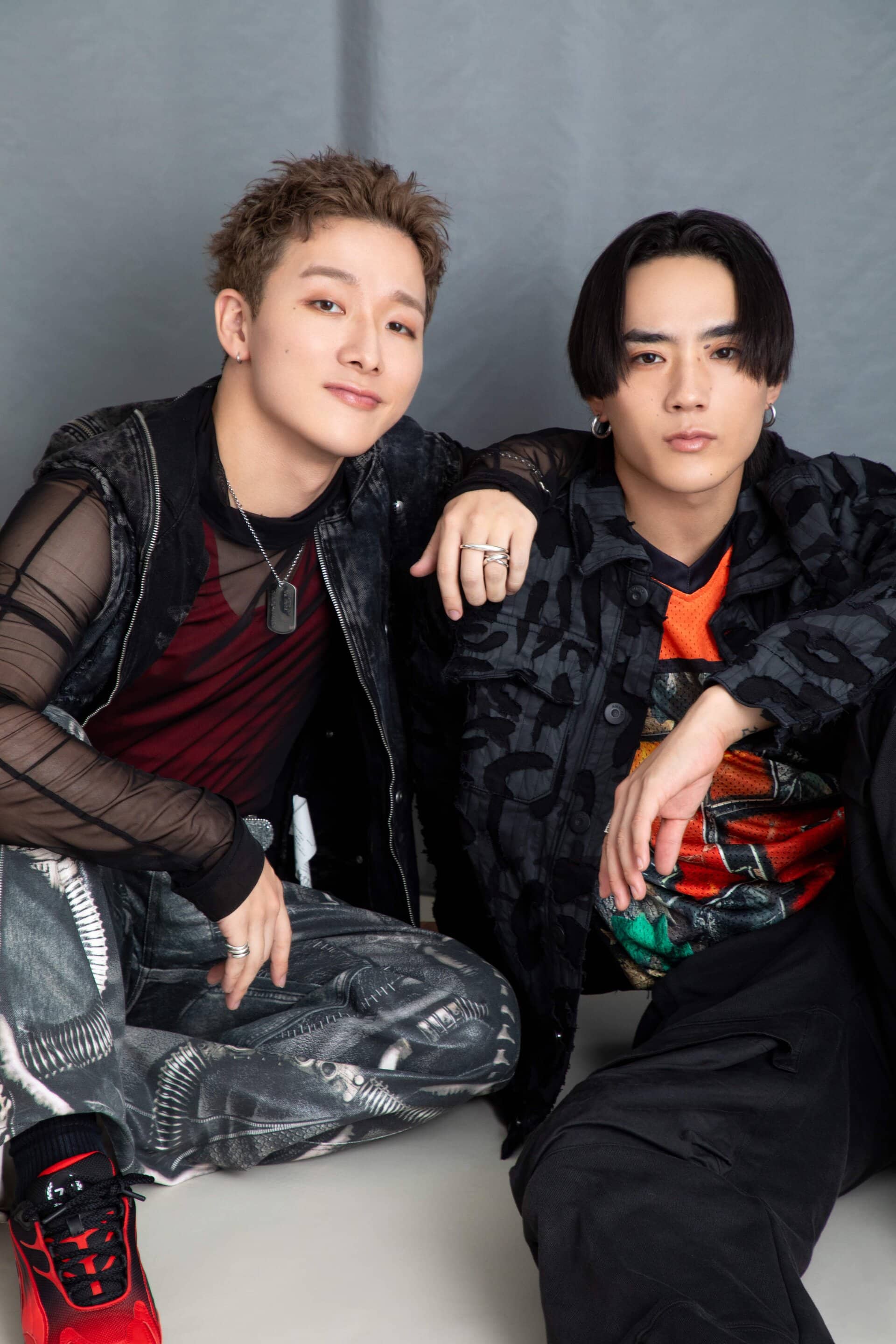 sweet独占インタビューに登場したTJBBのSHOWとNOSUKE。肩を組んで並び、エッジの効いたスタイリングとクールな眼差しが印象的なアイキャッチ画像