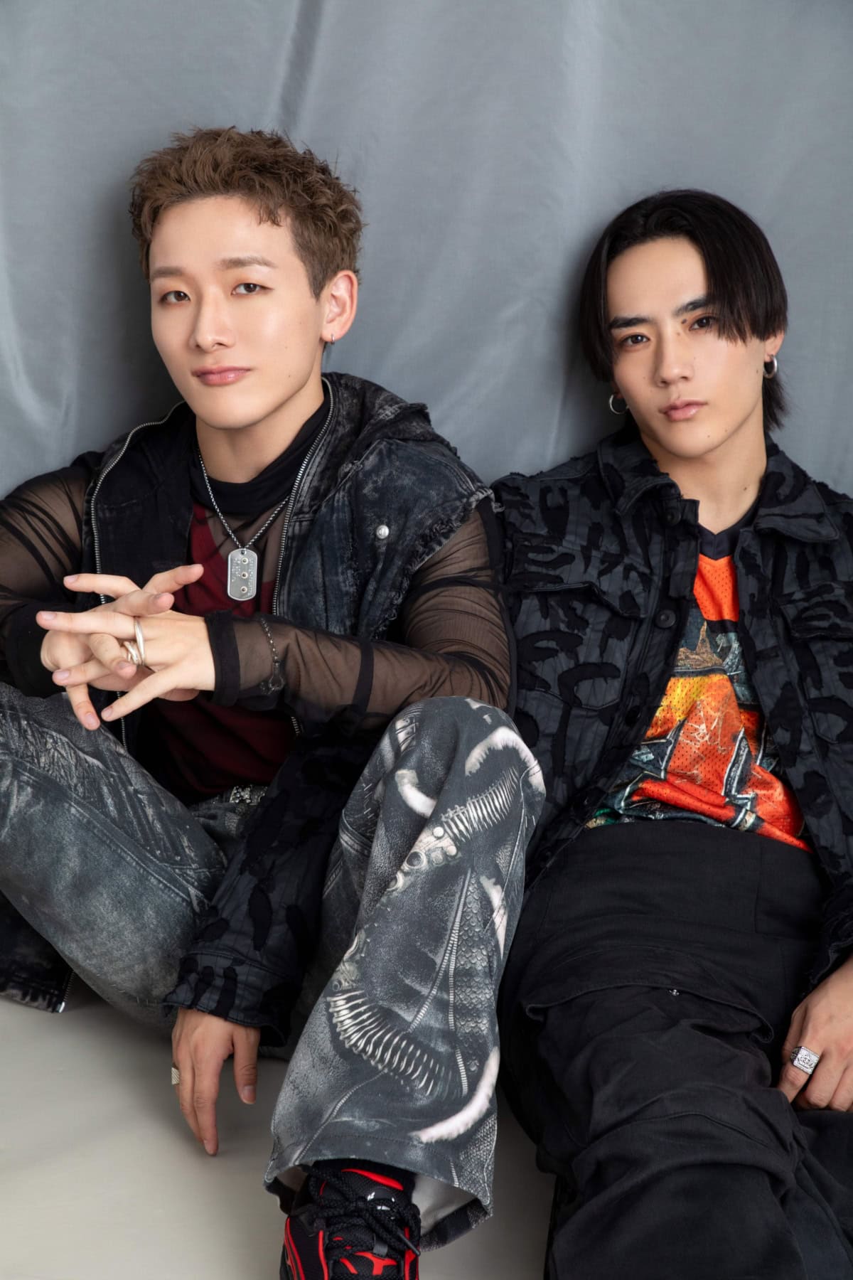 TJBBのSHOWとNOSUKEが並んで座るポートレート。シックなカラーリングと静かなムードが際立つ、sweet独占インタビューカット