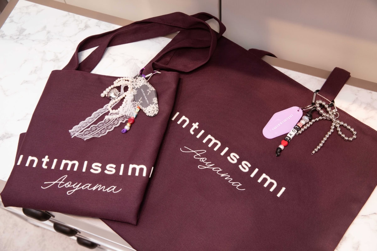 インティミッシミ青山店限定デザインのトートバッグと「SO Good SISTERS」とコラボしたオリジナルキーチャーム