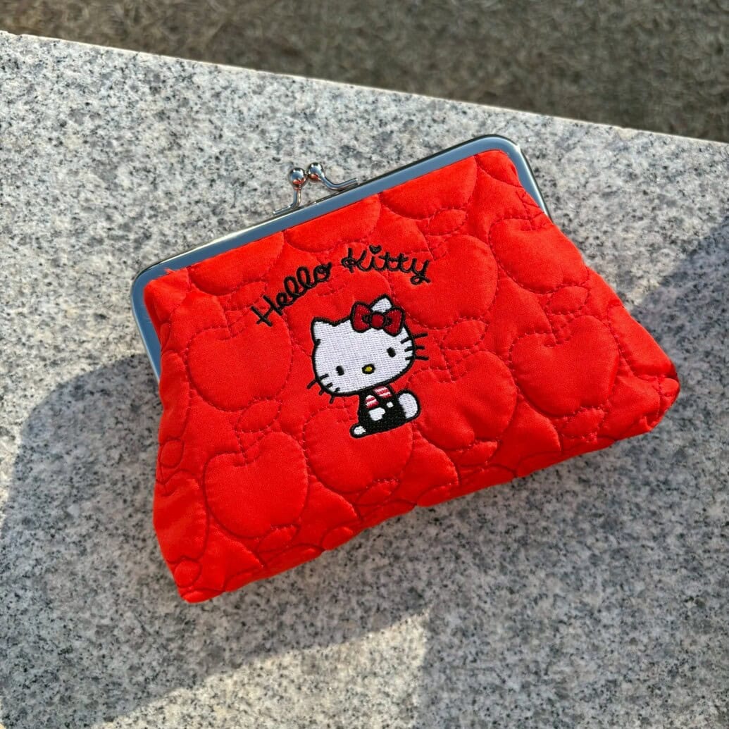 ハローキティ　リンゴ柄のキルティング！刺しゅう入りがま口ポーチ　