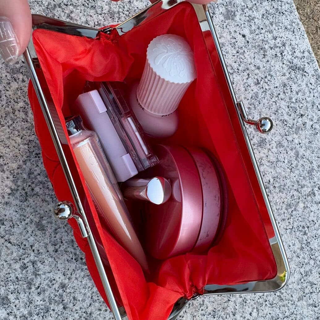 ハローキティ　リンゴ柄のキルティング！刺しゅう入りがま口ポーチ　