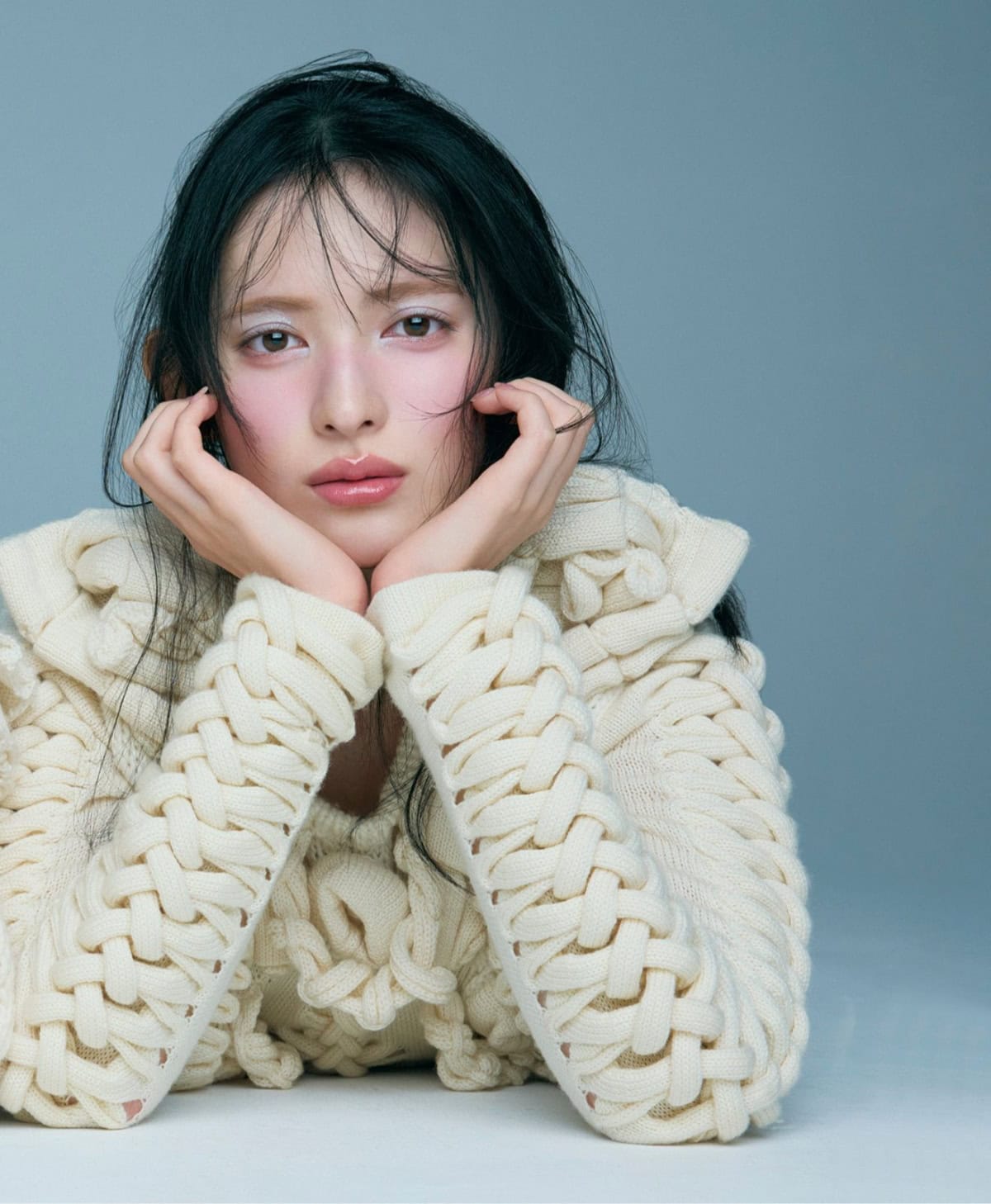 ベージュ系レイヤードチークでふんわり血色感をまとった横長チークメイクのアップ