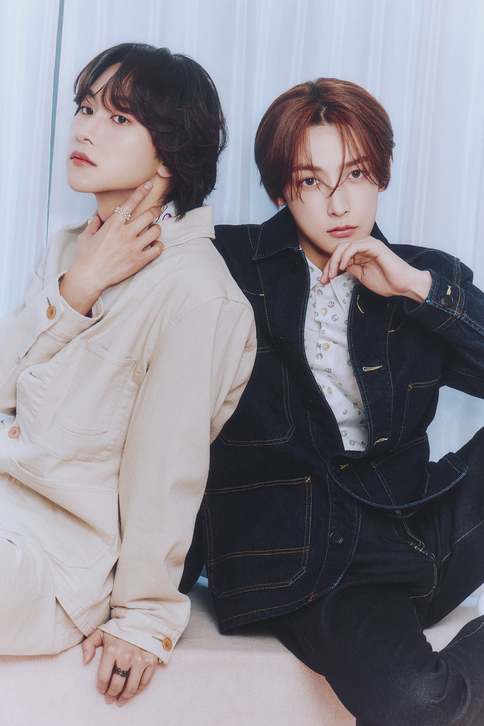 ROIROMのふたりの、指先の仕草が印象的なツーショット、クリーンなスタイリングが映えるバレンタインビジュアル