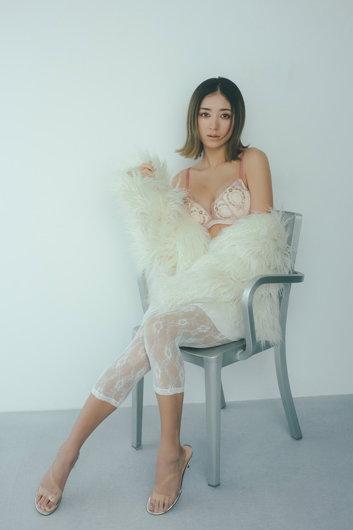 「ブラジェニック」の「sweetコラボカラー&アイテム」を着用するみちょぱさんのカット