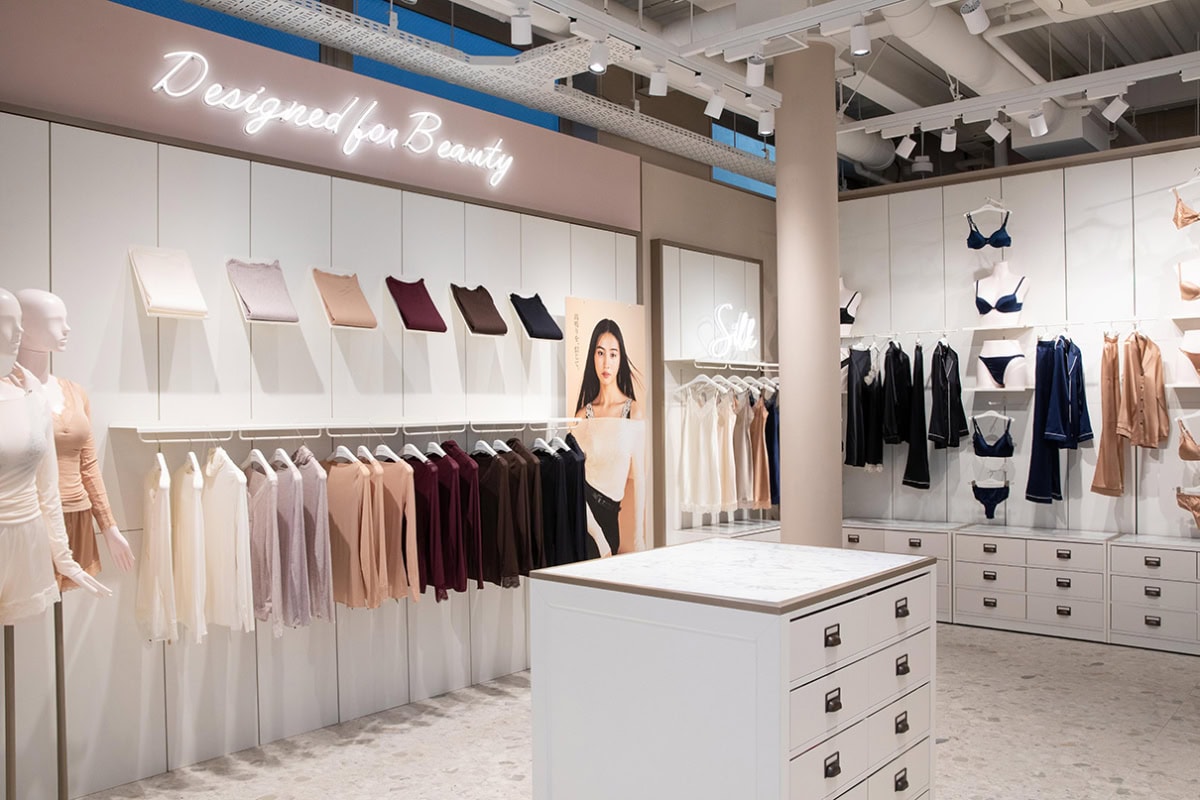 インティミッシミ青山旗艦店に陳列されたインナーなど店内の様子