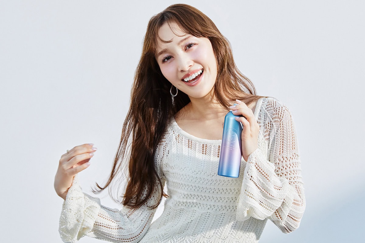 hirituのヘアケアアイテム「ルミナスヘアスプレー」を手に持ちポーズをとる百田夏菜子さん