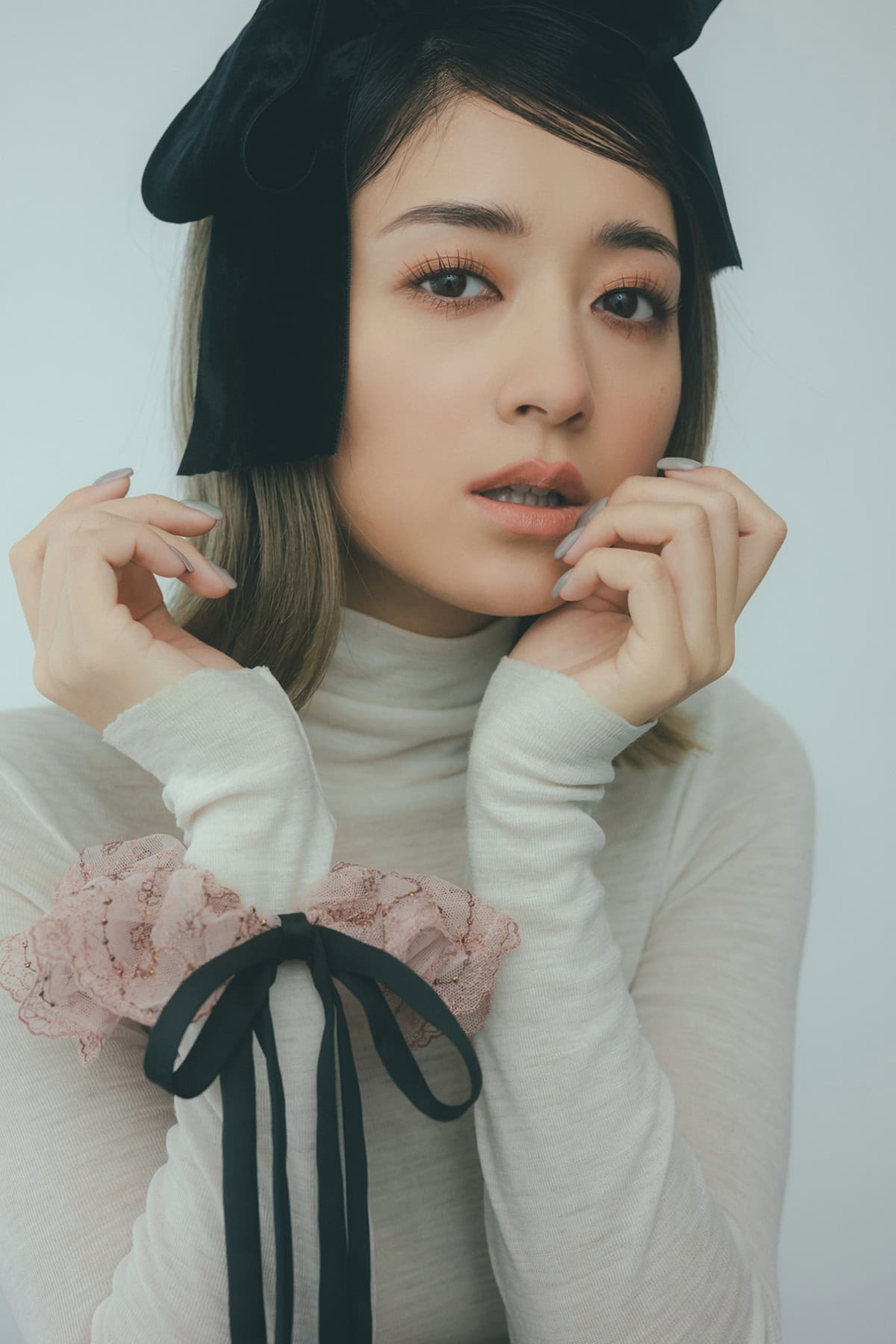 「ブラジェニック」の「sweetコラボカラー&アイテム」のリボンレースシュシュを着用するみちょぱさんのカット